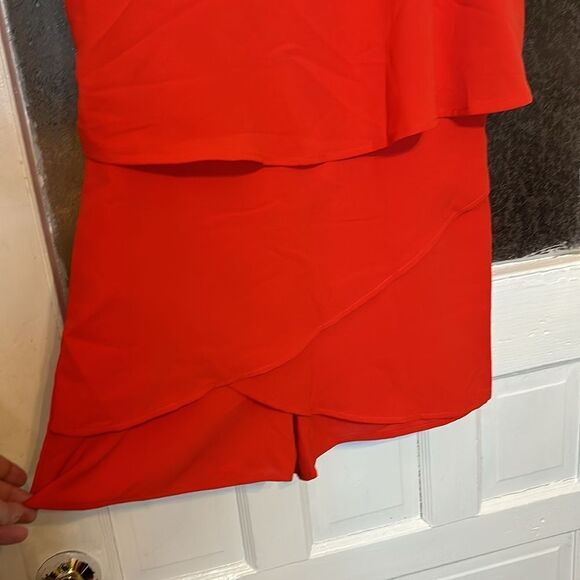 NWT Dokotoo Women’s Bright Elegant Red Short Tiered Flowy Romper Size Medium - Picture 3 of 7